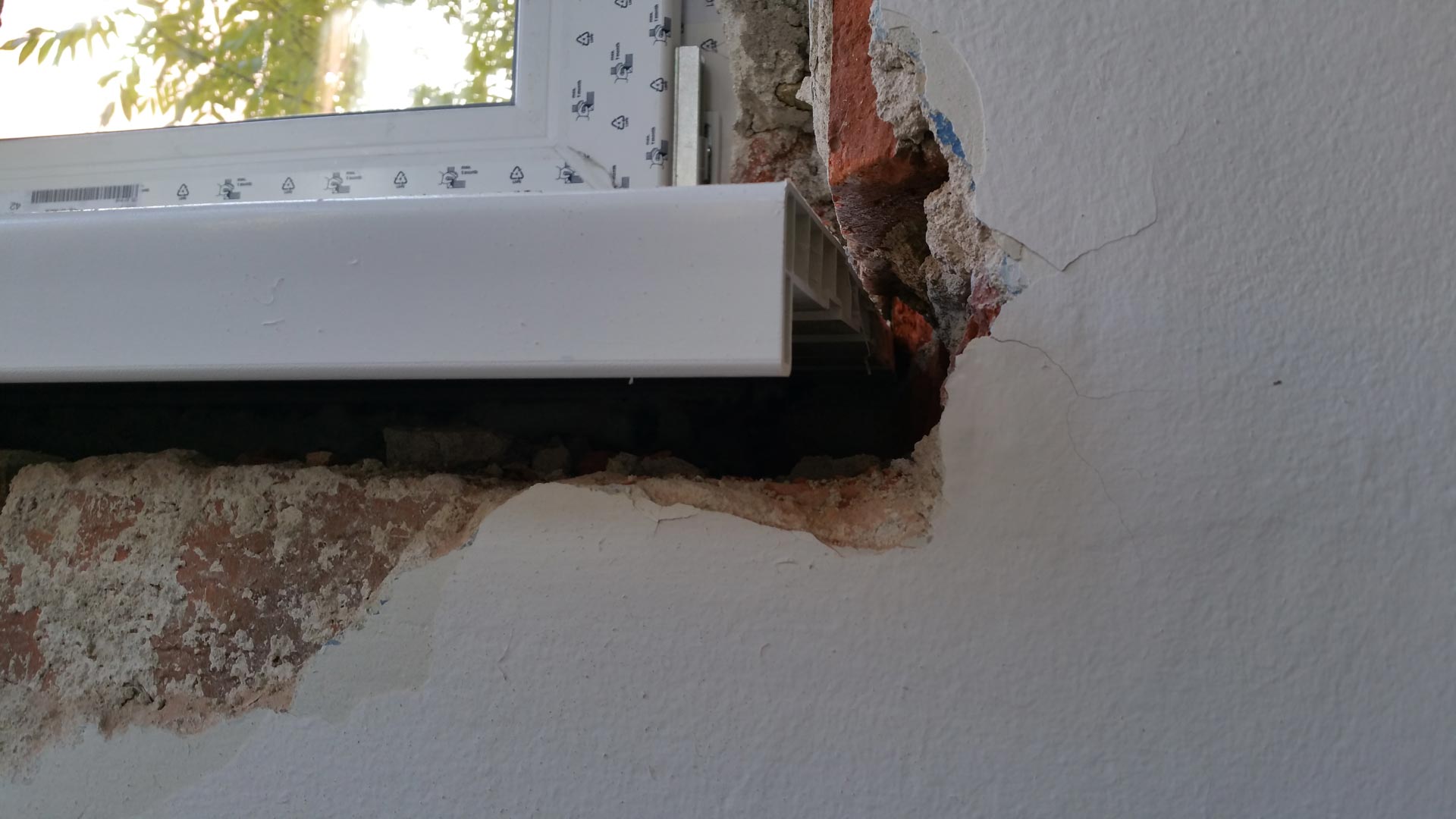 Velké prázdné prostory pod vnitřním parapetem nevěstí nic dobrého. Velké prázdné prostory pod vnitřním parapetem nevěstí nic dobrého.