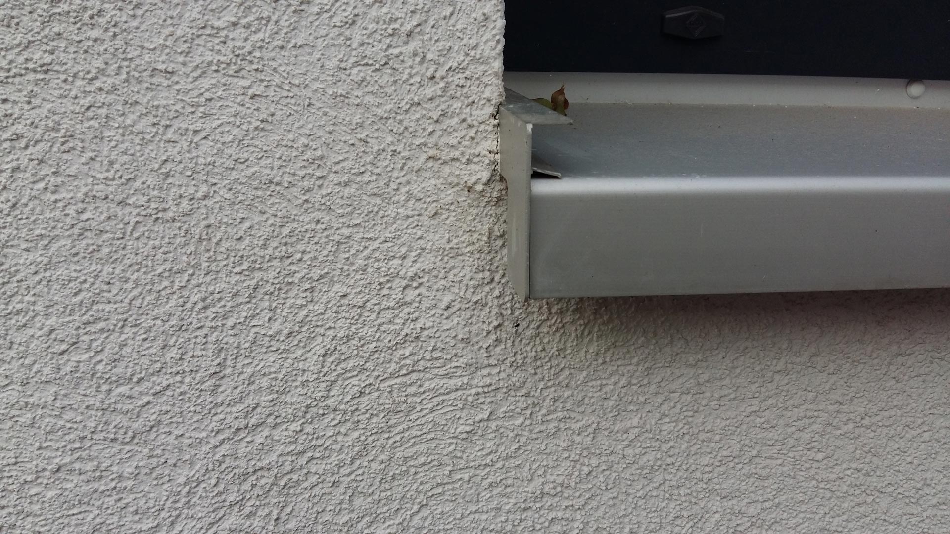 Po obou stranách venkovních parapetů jsou rovněž spáry, které musí být schopny vyrovnávat se s jeho dilatací, neboť plech se v létě a zimně roztahuje a smršťuje Po obou stranách venkovních parapetů jsou rovněž spáry, které musí být schopny vyrovnávat se s jeho dilatací, neboť plech se v létě a zimně roztahuje a smršťuje
