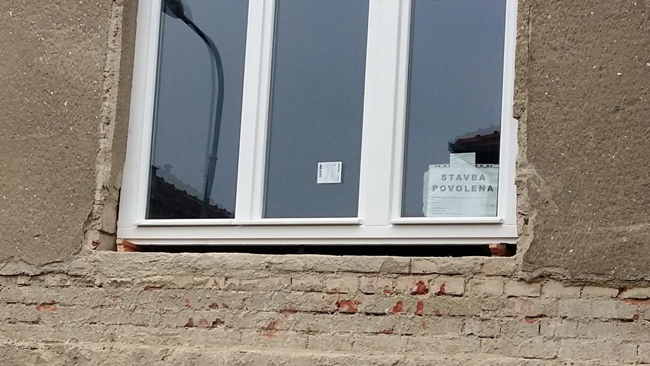 Okno a pod ním velká zející díra (2x): bohužel běžná praxe, kdy je okno osazeno a teprve poté dozděn otvor kolem něj či pod ním. Okno a pod ním velká zející díra (2x): bohužel běžná praxe, kdy je okno osazeno a teprve poté dozděn otvor kolem něj či pod ním.