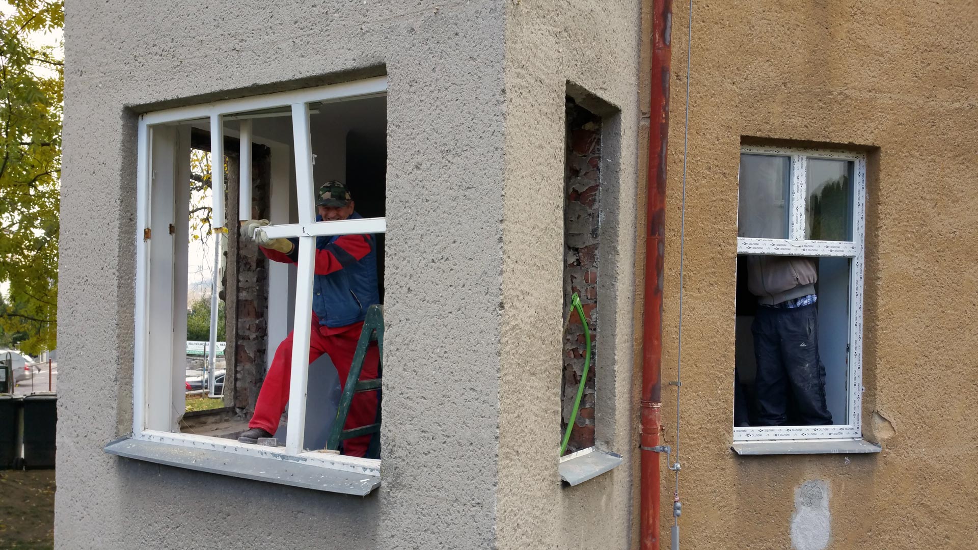 Vyřezávání a vylamování starých oken.