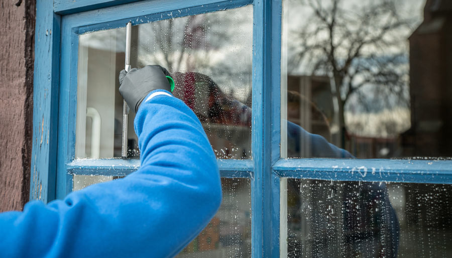 Mytí oken stěrkou - klasické jednodílné dřevěné okno